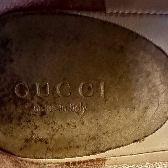 Description:
Gucci flats in metallic taupe leather featuring gold-tone
double G - Picture 7 of 9